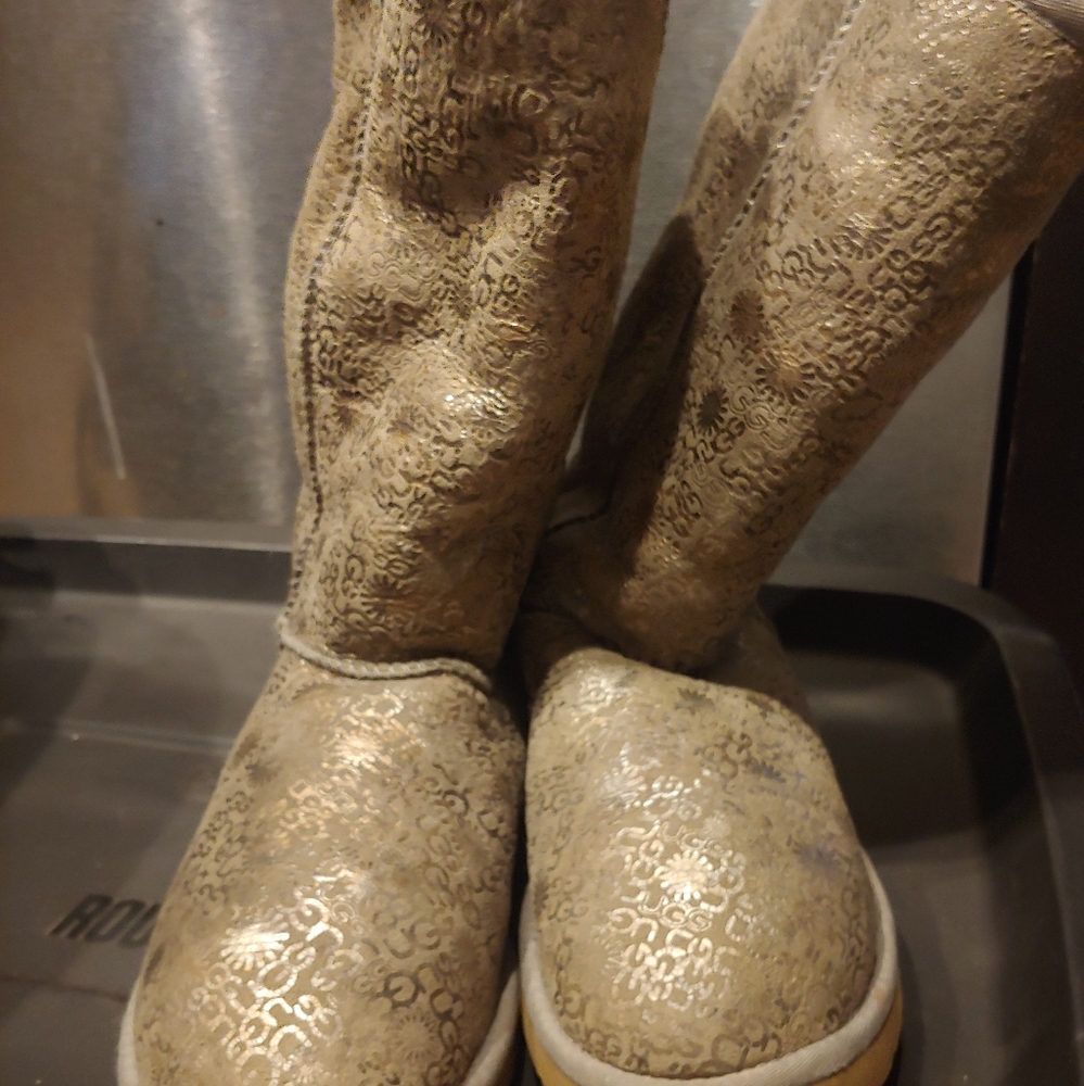 Ugg logo boots size 7